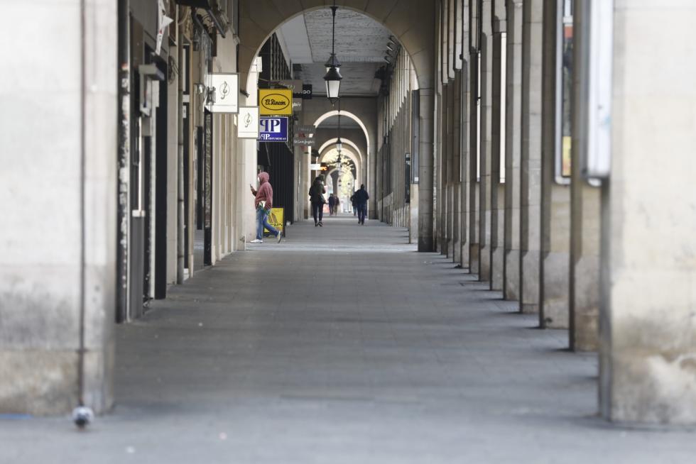 Zaragoza ha presentado este domingo un aspecto inusual tras la entrada en vigor de las restricciones a la circulación por el coronavirus.