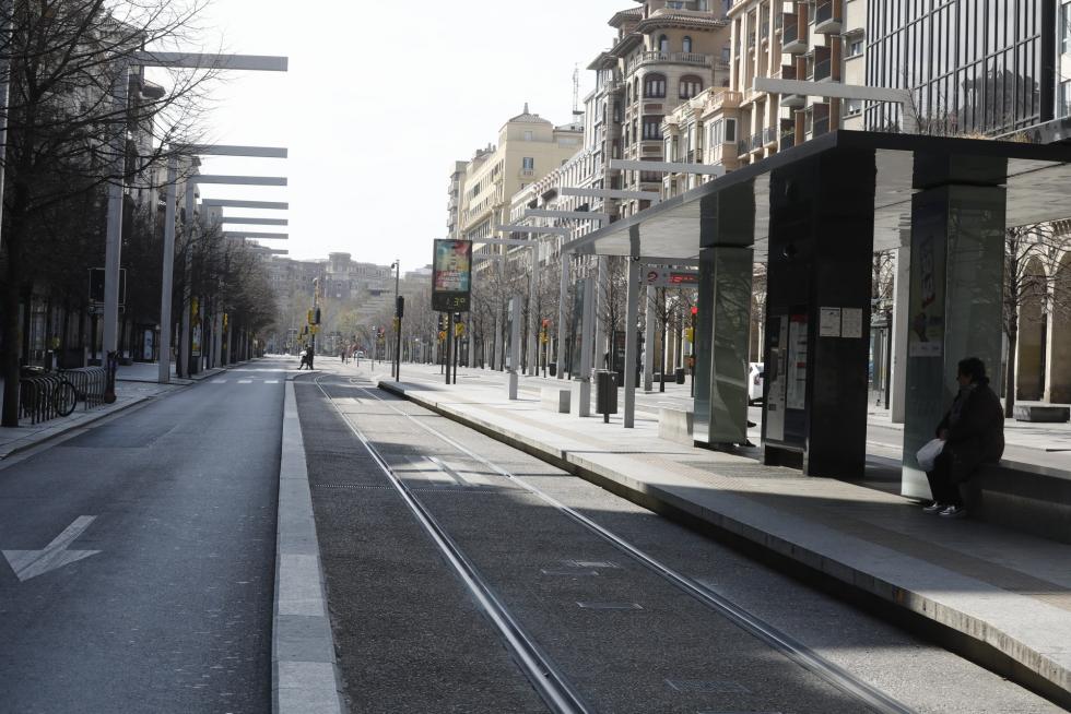 Zaragoza ha presentado este domingo un aspecto inusual tras la entrada en vigor de las restricciones a la circulación por el coronavirus.
