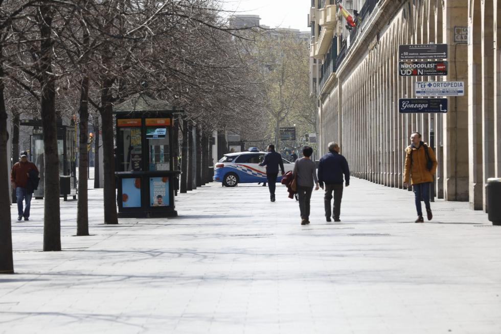 Zaragoza ha presentado este domingo un aspecto inusual tras la entrada en vigor de las restricciones a la circulación por el coronavirus.