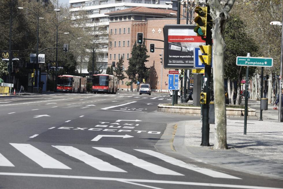 Zaragoza ha presentado este domingo un aspecto inusual tras la entrada en vigor de las restricciones a la circulación por el coronavirus.