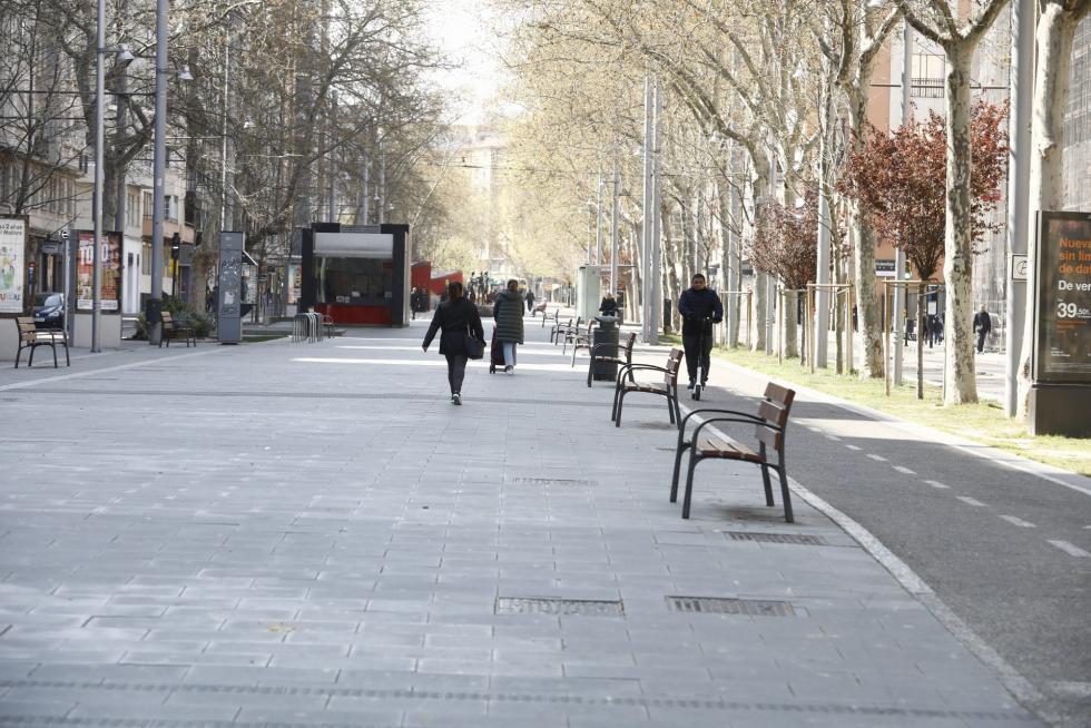 Zaragoza ha presentado este domingo un aspecto inusual tras la entrada en vigor de las restricciones a la circulación por el coronavirus.
