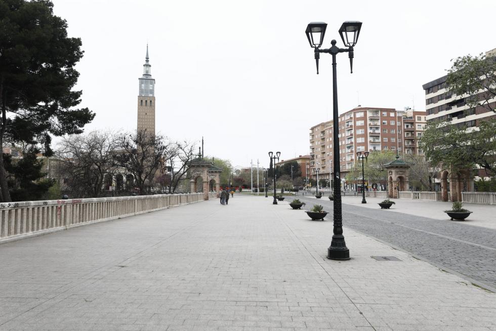 Zaragoza ha presentado este domingo un aspecto inusual tras la entrada en vigor de las restricciones a la circulación por el coronavirus.