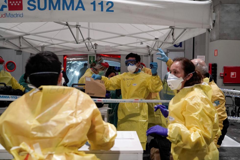 GRAF246. MADRID, 22/03/2020.- Uno de los primeros pacientes con coronavirus llega anoche a uno de los pabellones del recinto ferial Ifema habilitados para albergar 1.396 camas, en Madrid. EFE/ Comunidad De Madrid Llegada de pacientes al Ifema