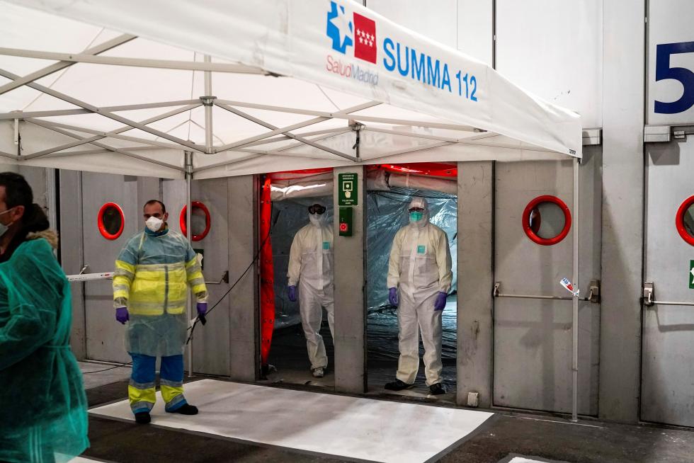 GRAF246. MADRID, 22/03/2020.- Personal sanitario comienza a atender a los pacientes con coronavirus llegados anoche a uno de los pabellones del recinto ferial Ifema habilitados para albergar 1.396 camas, en Madrid. EFE/ Comunidad De Madrid Llegada de pacientes al Ifema