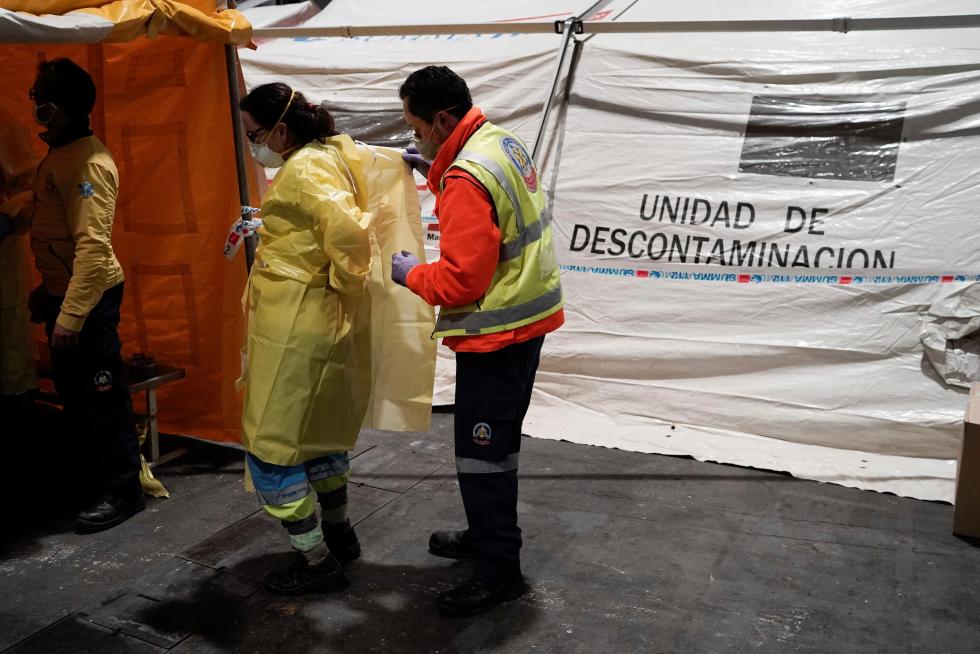 GRAF246. MADRID, 22/03/2020.- Personal sanitario accede por una zona protegida mientras comienzan a llegar los pacientes con coronavirus anoche a uno de los pabellones del recinto ferial Ifema habilitados para albergar 1.396 camas, en Madrid. EFE/ Comunidad De Madrid Llegada de pacientes al Ifema