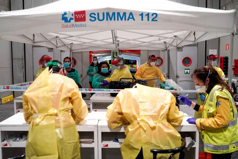 GRAF246. MADRID, 22/03/2020.- Personal sanitario accede por una zona protegida mientras comienzan a llegar los pacientes con coronavirus anoche a uno de los pabellones del recinto ferial Ifema habilitados para albergar 1.396 camas, en Madrid. EFE/ Comunidad De Madrid Llegada de pacientes al Ifema