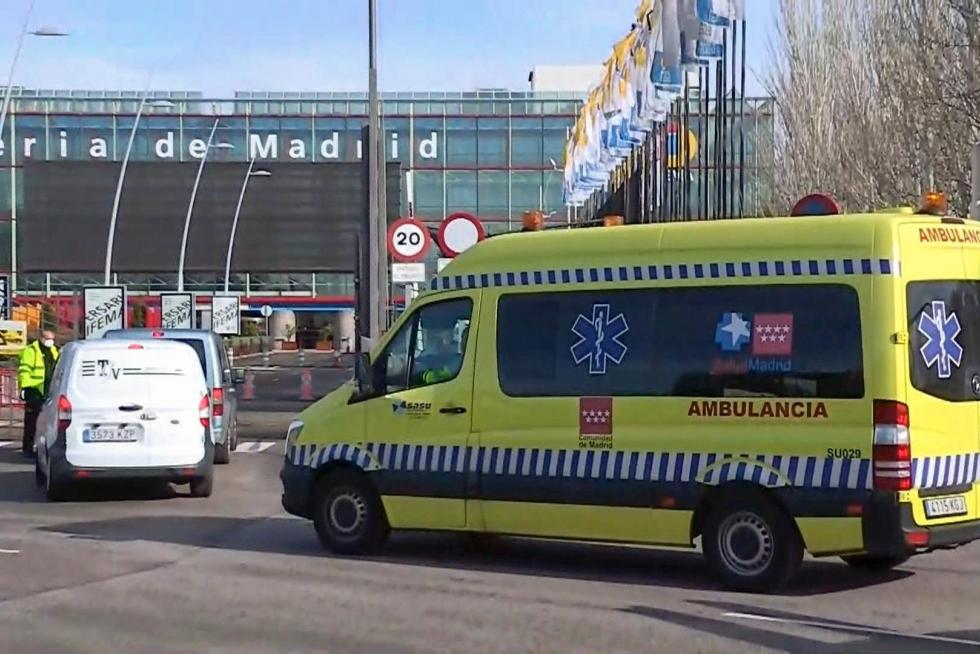 GRAF246. MADRID, 22/03/2020.- Personal sanitario accede por una zona protegida mientras comienzan a llegar los pacientes con coronavirus anoche a uno de los pabellones del recinto ferial Ifema habilitados para albergar 1.396 camas, en Madrid. EFE/ Comunidad De Madrid Llegada de pacientes al Ifema