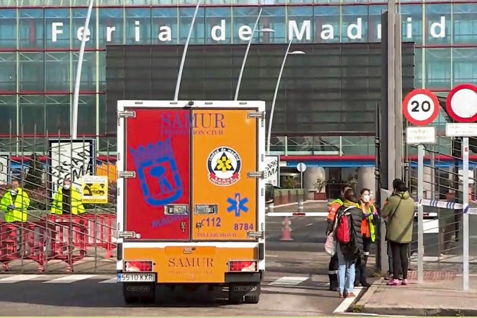 GRAF246. MADRID, 22/03/2020.- Personal sanitario accede por una zona protegida mientras comienzan a llegar los pacientes con coronavirus anoche a uno de los pabellones del recinto ferial Ifema habilitados para albergar 1.396 camas, en Madrid. EFE/ Comunidad De Madrid Llegada de pacientes al Ifema