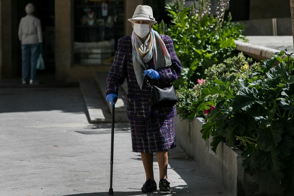 Reparto de mascarillas en Zaragoza en el primer día de deporte y paseos.