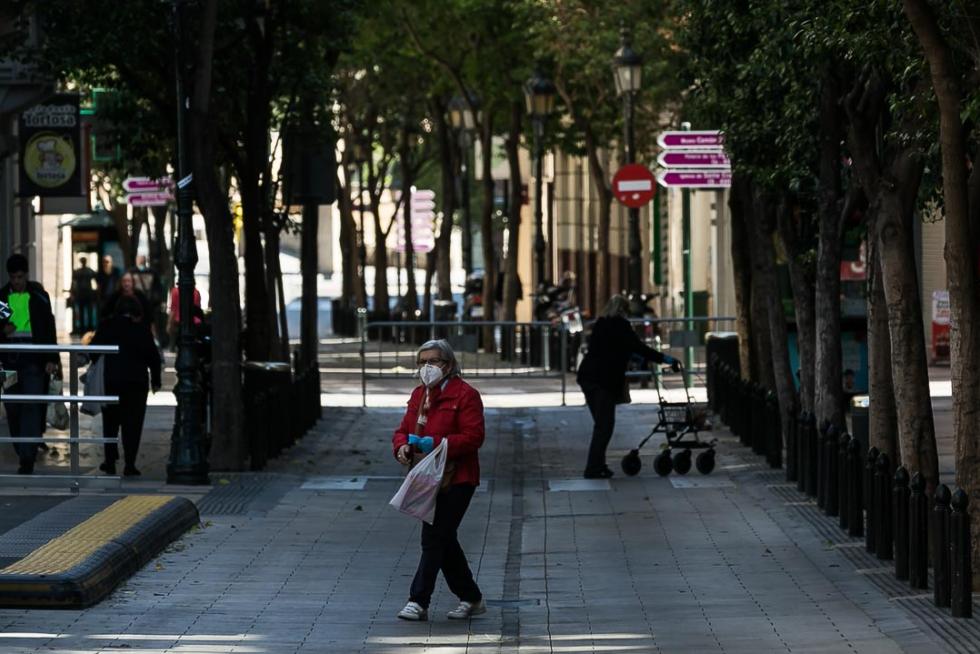 Reparto de mascarillas en Zaragoza en el primer día de deporte y paseos.
