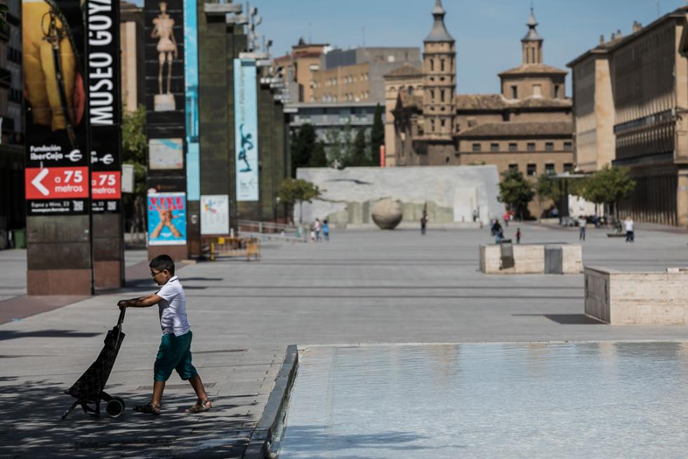 Reparto de mascarillas en Zaragoza en el primer día de deporte y paseos.