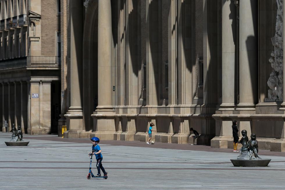 Reparto de mascarillas en Zaragoza en el primer día de deporte y paseos.