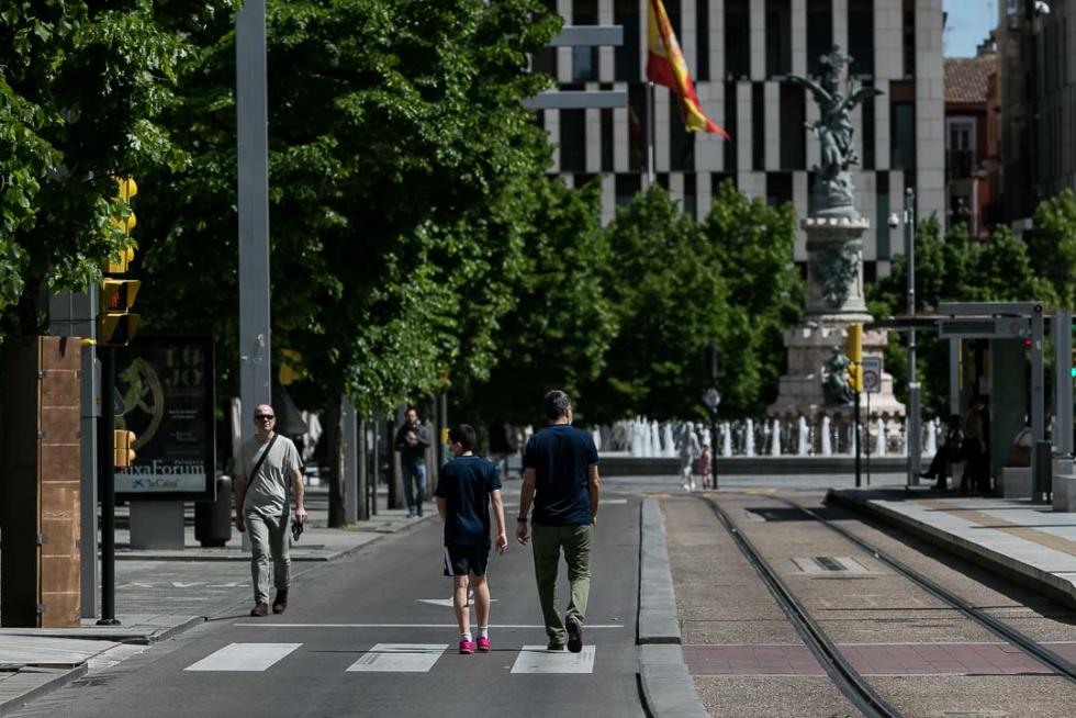 Reparto de mascarillas en Zaragoza en el primer día de deporte y paseos.