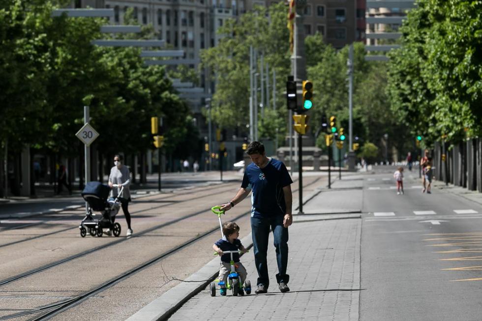 Reparto de mascarillas en Zaragoza en el primer día de deporte y paseos.