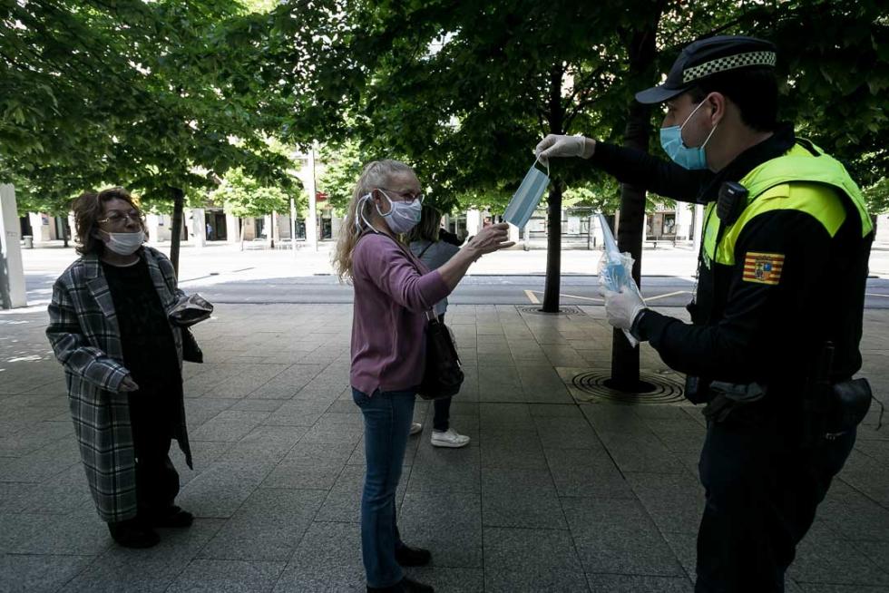Reparto de mascarillas en Zaragoza en el primer día de deporte y paseos.