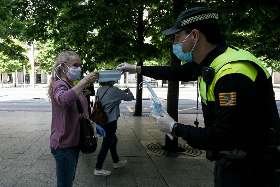 Reparto de mascarillas en Zaragoza en el primer día de deporte y paseos.