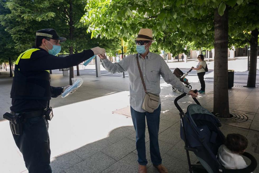 Reparto de mascarillas en Zaragoza en el primer día de deporte y paseos.