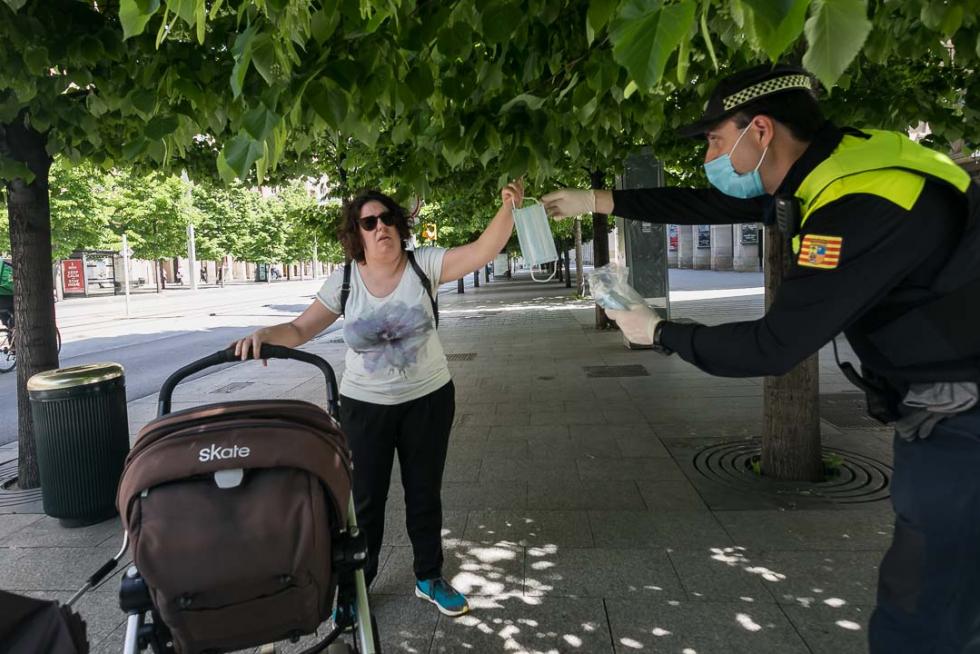 Reparto de mascarillas en Zaragoza en el primer día de deporte y paseos.