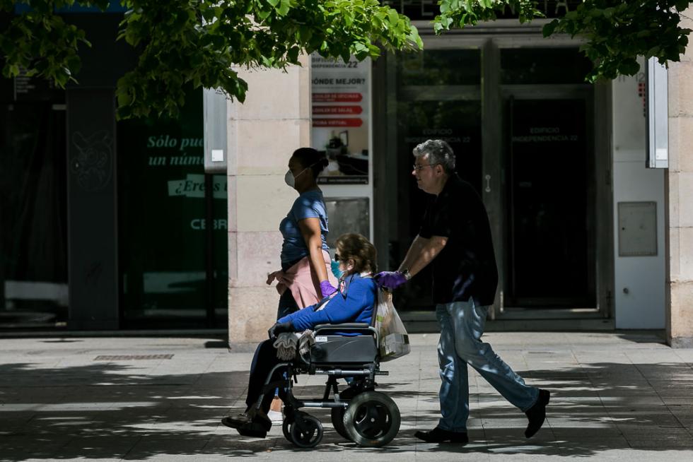 Reparto de mascarillas en Zaragoza en el primer día de deporte y paseos.