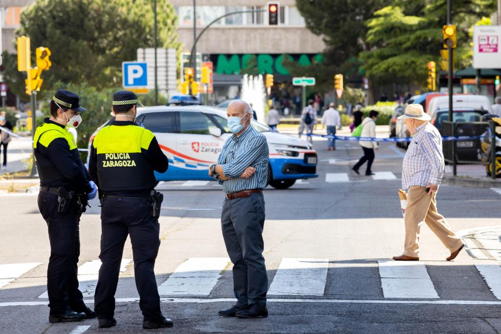 Reparto de mascarillas en Zaragoza en el primer día de deporte y paseos.