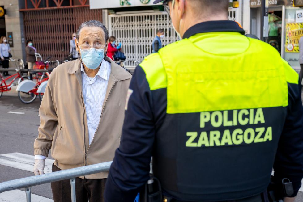 Reparto de mascarillas en Zaragoza en el primer día de deporte y paseos.
