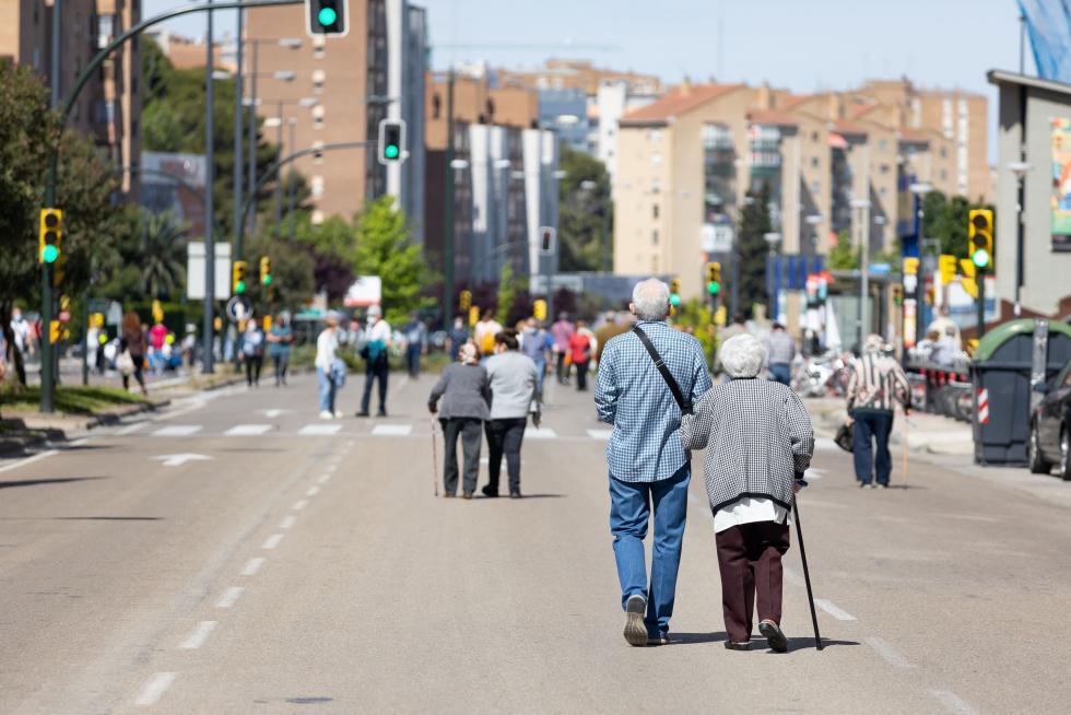 Reparto de mascarillas en Zaragoza en el primer día de deporte y paseos.