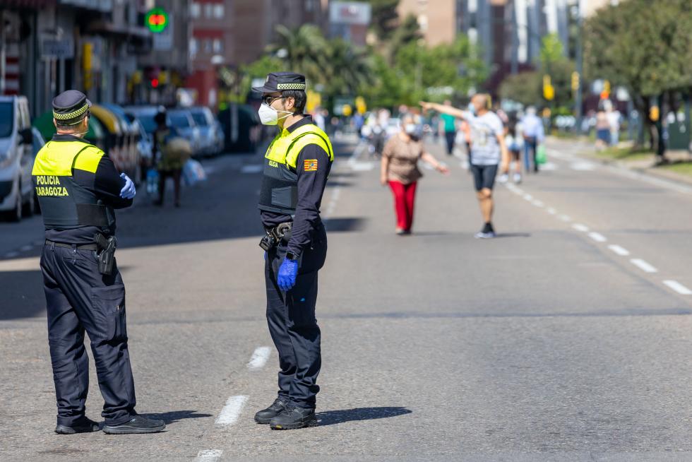 Reparto de mascarillas en Zaragoza en el primer día de deporte y paseos.