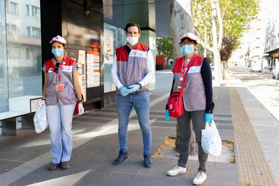 Reparto de mascarillas en Zaragoza en el primer día de deporte y paseos.