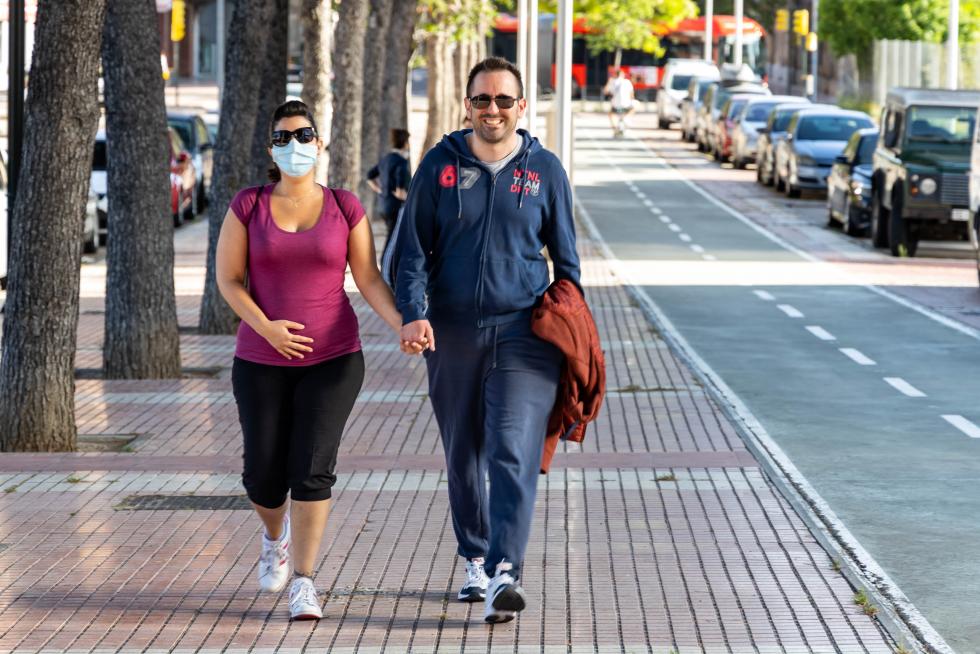 Reparto de mascarillas en Zaragoza en el primer día de deporte y paseos.