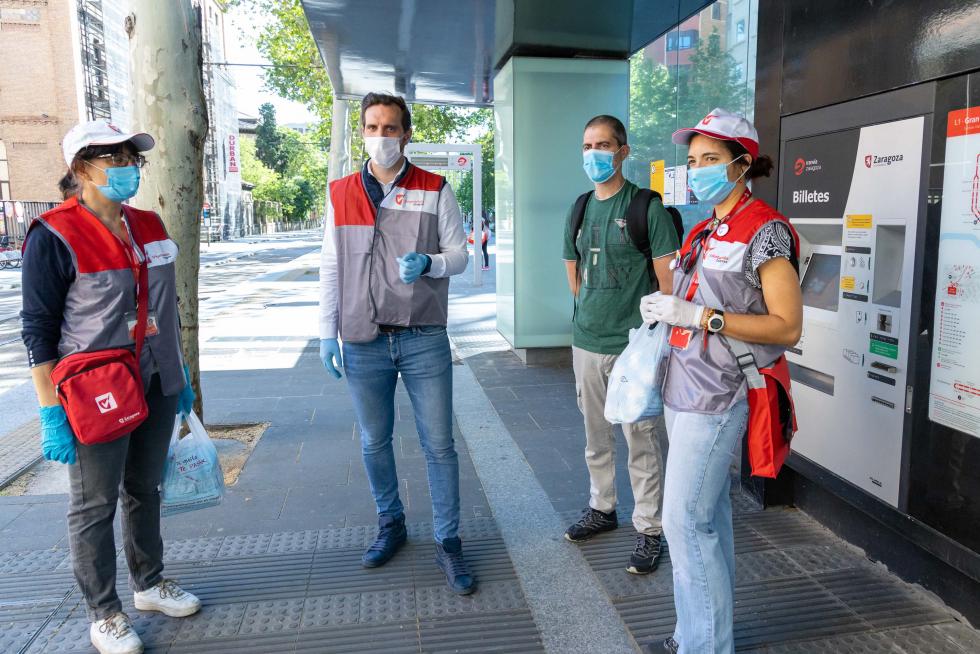 Reparto de mascarillas en Zaragoza en el primer día de deporte y paseos.