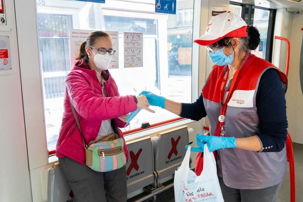 Reparto de mascarillas en Zaragoza en el primer día de deporte y paseos.
