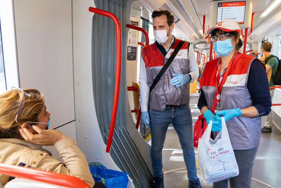 Reparto de mascarillas en Zaragoza en el primer día de deporte y paseos.