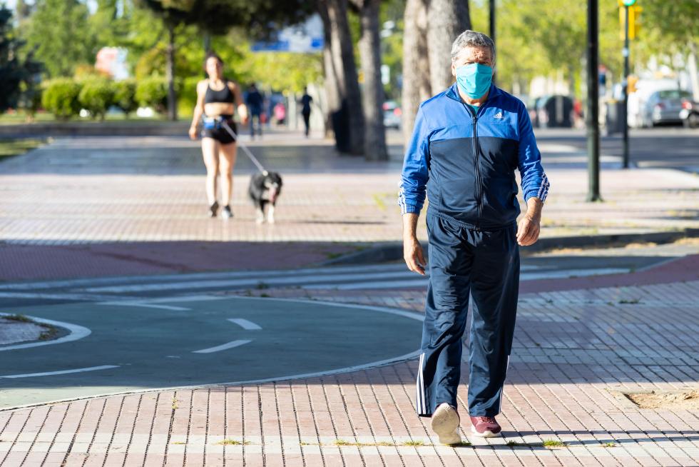 Reparto de mascarillas en Zaragoza en el primer día de deporte y paseos.