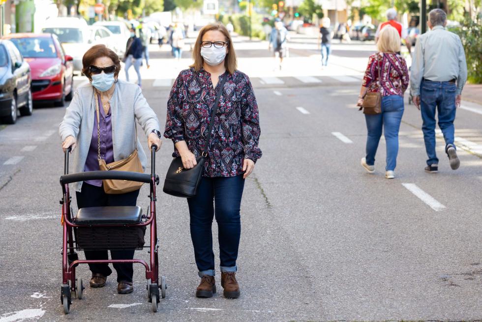 Reparto de mascarillas en Zaragoza en el primer día de deporte y paseos.