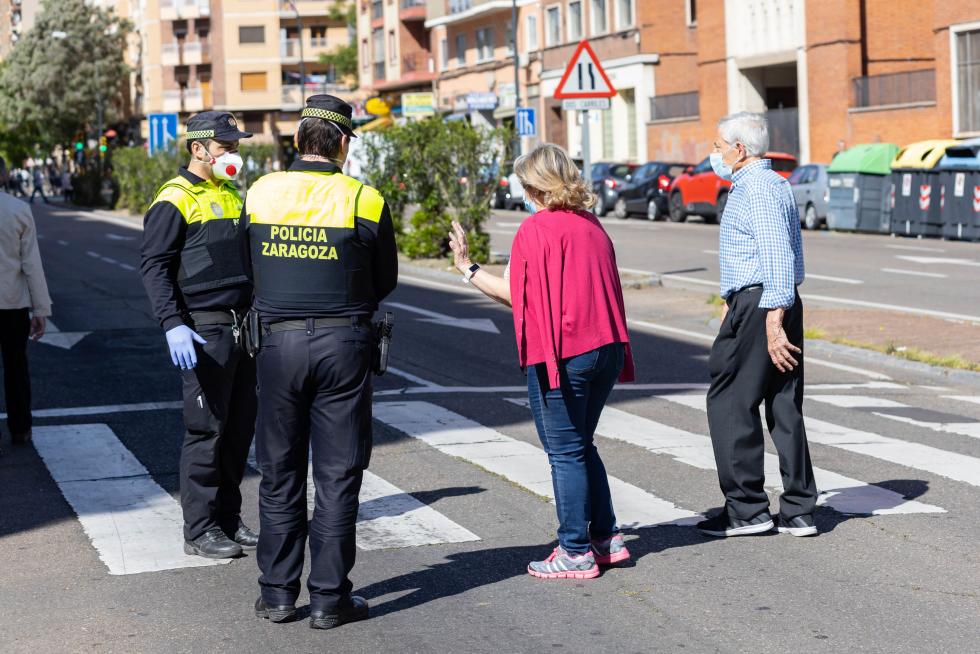 Reparto de mascarillas en Zaragoza en el primer día de deporte y paseos.