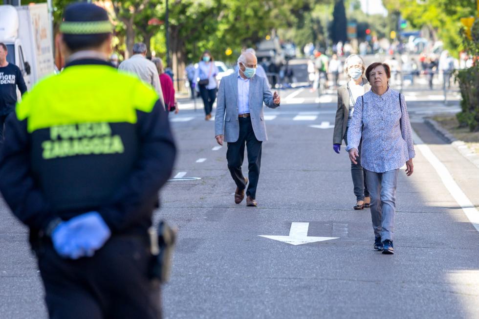 Reparto de mascarillas en Zaragoza en el primer día de deporte y paseos.