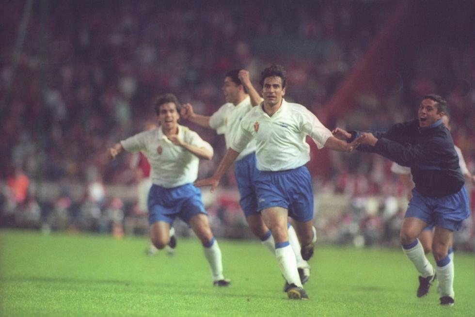 El Real Zaragoza conquista la Recopa de Europa en el Parque de los Príncipes de París tras derrotar al Arsenal (1-2)