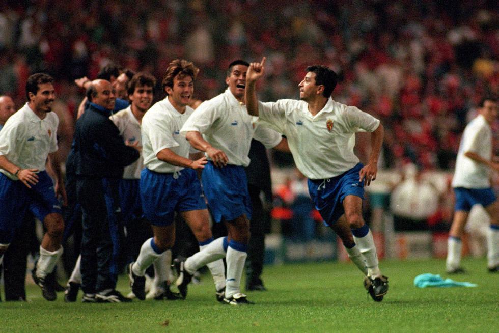 El Real Zaragoza conquista la Recopa de Europa en el Parque de los Príncipes de París tras derrotar al Arsenal (1-2)