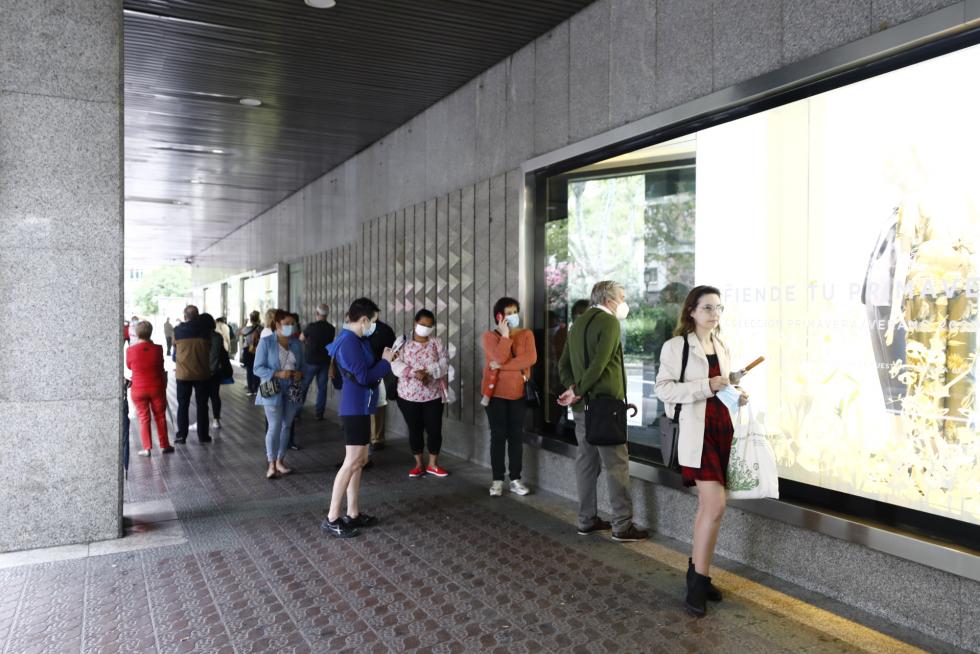 Clientes esperando a que El Corte Inglés de Sagasta abriera sus puertas