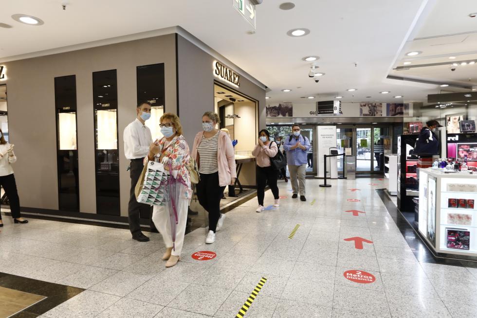 Clientes esperando a que El Corte Inglés de Sagasta abriera sus puertas