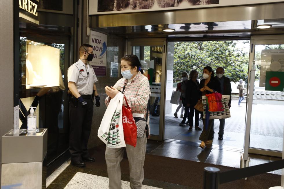 Clientes esperando a que El Corte Inglés de Sagasta abriera sus puertas