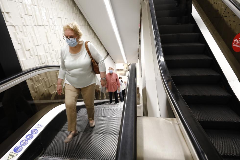 Clientes esperando a que El Corte Inglés de Sagasta abriera sus puertas