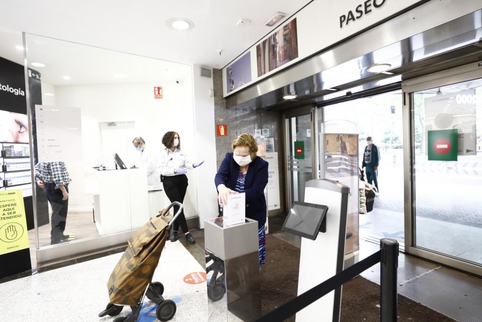 Clientes esperando a que El Corte Inglés de Sagasta abriera sus puertas