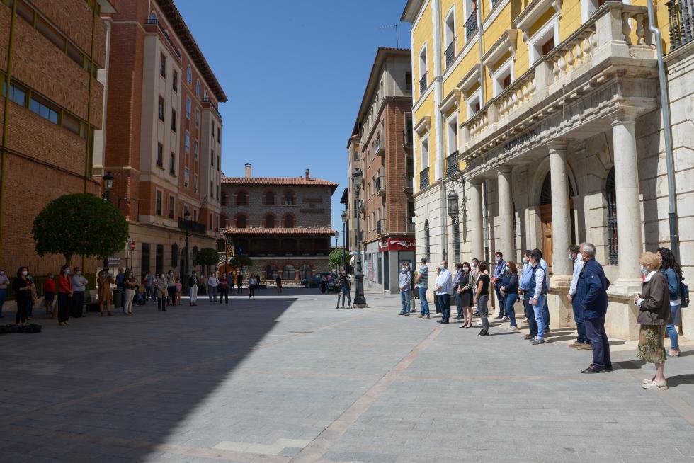 Minuto de silencio por las víctimas del coronavirus en Teruel.