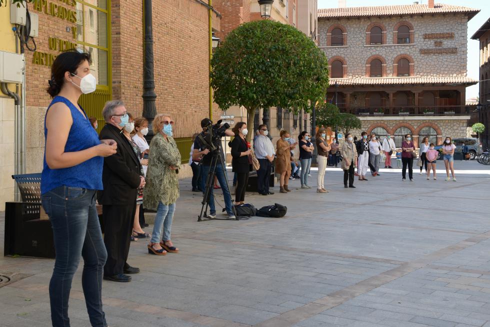 Minuto de silencio por las víctimas del coronavirus en Teruel.