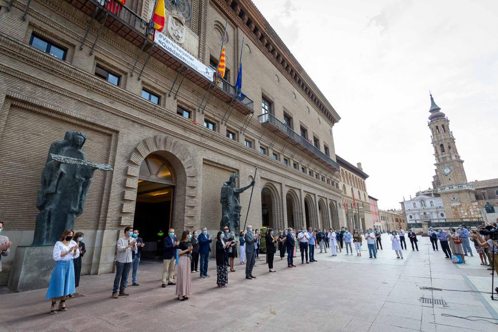 Minuto de silencio por las víctimas del coronavirus en el Ayuntamiento de Zaragoza.