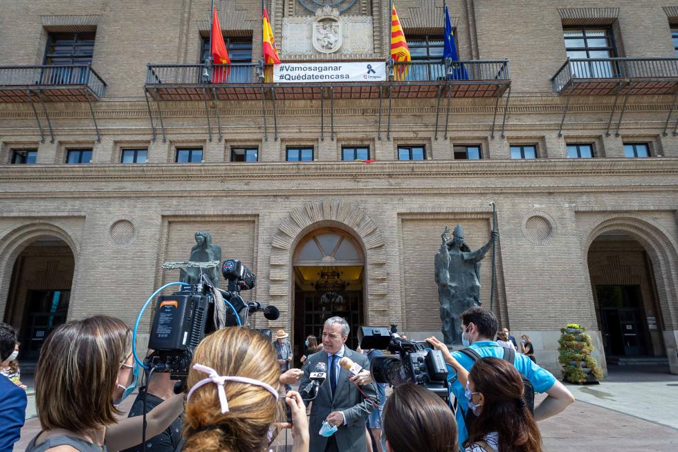 Minuto de silencio por las víctimas del coronavirus en el Ayuntamiento de Zaragoza.