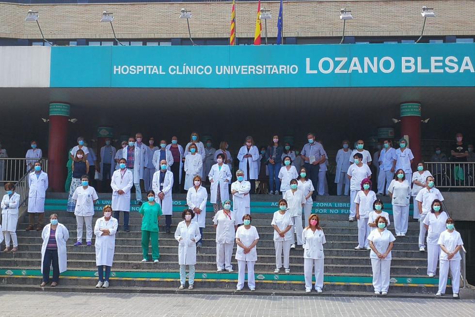 Minuto de silencio a las puertas del Hospital Clínico de Zaragoza.