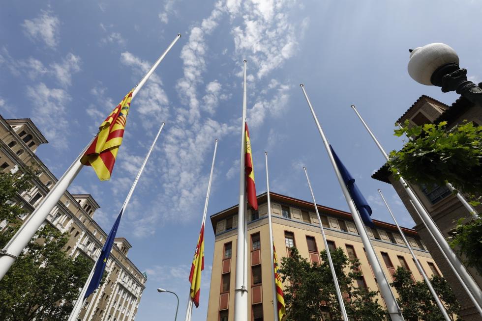 Minuto de silencio del Gobierno de Aragón en el edificio Pignatelli.