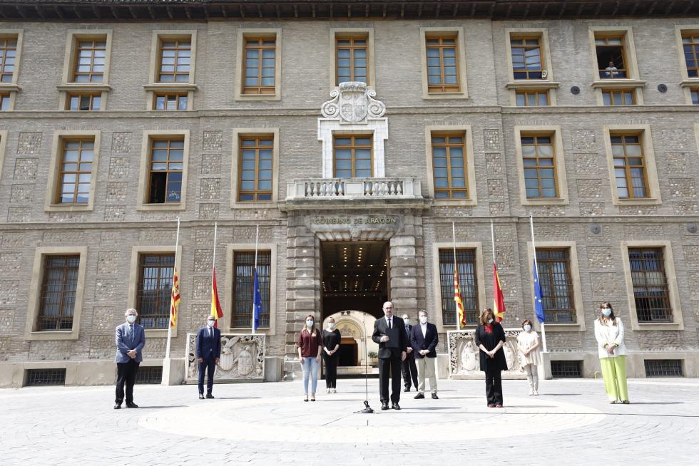 Minuto de silencio del Gobierno de Aragón en el edificio Pignatelli.